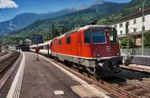 Die Re 4/4 II 11158 legt mit dem IR 2425 (Zürich HB - Locarno), einen Halt im Bahnhof Faido ein.
Aufgenommen am 20.7.2016.