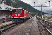 Die Ge 6/6 II 707 fährt mit einem, mit Betonteilen und Müllcontainern beladen Güterzug, in den Bahnhof Bever ein. 
Aufgenommen am 21.7.2016.