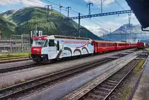 Die Ge 4/4 III 650  UNESCO-Welterbe  durchfährt mit dem RE 1164 (St. Moritz - Filisur - Chur), den Bahnhof Bever.
Aufgenommen am 21.7.2016.