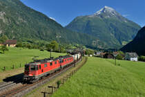 Eine Re 10/10 mit einem KLV am 16.07.2016 bei Silenen. 