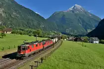 Eine Re 10/10 mit einem KLV am 16.07.2016 bei Silenen. 