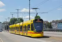 Wegen einer Baustellen bedingten Innerstadt Sperrung wird die Linie 11 über die Wettsteinbrücke umgeleitet. Hier fährt der Be 6/10 Tango 179 zur Haltestelle am Wettsteinplatz. Die Aufnahme stammt vom 09.07.2016. 