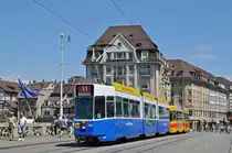 Wegen einer Baustellen bedingten Innerstadt Sperrung wird die Linie 11 über die Mittlere Rheinbrücke umgeleitet. Hier fahren der Be 4/8 259, im BTB Look, und der Be 4/6 260 über die Mittlere Rheinbrücke zur Haltestelle Schifflände. Die Aufnahme stammt vom 09.07.2016. 