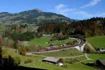 Rückkehr zum Windauer Bogen - diesmal von der anderen Talseite betrachtet, mit Blick auf die Hohe Salve. SO-RJ 30163 von Zürich HB nach Wien Westbahnhof nimmt gerade die Steigung in Richtung Westendorf in Angriff (26. Oktober 2013).