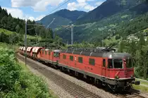 SBB: Re 10/10 mit einem Holcim Sand- und Kieszug auf der Gotthard-Südrampe unterwegs am 28. Juli 2016. An der Spitze dieses Zuges war die Re 6/6 11639  Murten  eingereiht.
Foto: Walter Ruetsch   