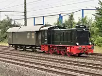Am 29.07.2016 habe ich in Porta Westfalica diesen kleinen, schnuckeligen Zug vor die Linse bekommen.<br>
V 36 412 -- 60 Km/h Vmax. und  geballte  360 PS. Die Lok wurde 1950 bei Mak in Kiel gebaut. 2002 von <br>
Eisenbahn Tradition .eV. übernommen und 2004 betriebsfähig in Dienst gestellt.<br> Seitliche Aufschriften BH Münster - BW Lengerich - Am  Haken  BPw3yg 37004 Mst.<br>
Vielen Dank an den Lokführer für den netten Gruß...
<P>Weitere Bilder zum Thema Bahnfotografie gibt es auf meiner Site unter:<br> 
<a href= http://www.ralf-bueker.de/Ralf's Eisenbahnbilder.htm target= _blank >Ralf's Eisenbahnbilder