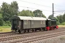 Am 29.07.2016 habe ich in Porta Westfalica diesen kleinen, schnuckeligen Zug vor die Linse bekommen.<br>
V 36 412 -- 60 Km/h Vmax. und  geballte  360 PS. Die Lok wurde 1950 bei Mak in Kiel gebaut. 2002 von <br>
Eisenbahn Tradition .eV. übernommen und 2004 betriebsfähig in Dienst gestellt.<br> Seitliche Aufschriften BH Münster - BW Lengerich - Am  Haken  BPw3yg 37004 Mst.<br>
Vielen Dank an den Lokführer für den netten Gruß...
<P>Weitere Bilder zum Thema Bahnfotografie gibt es auf meiner Site unter:<br> 
<a href= http://www.ralf-bueker.de/Ralf's Eisenbahnbilder.htm target= _blank >Ralf's Eisenbahnbilder