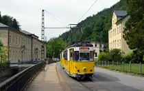 Eine Kirnitzschtalbahn pssiert am 16.06.16 auf dem Weg vom Bad Schandauer Kurpark zum Lichtenhainer Wasserfall die Kirnitzschtal-Klinik.