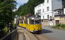 Vom Kurpark Bad Schandau aus fährt die Kirnitzschtalbahn alle 30 Minuten entlang der Kirnitzsch. Am 16.06.16 hat eine Bahn bereits den Ausgangspunkt verlassen und passiert hier auf dem Weg zum Endpunkt den Bad Schandauer Kurpark. 