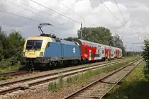 470 005 durchfährt am 29.07.2016 mit einem Regionalexpress den Bahnhof St.Andrä - Wordern.