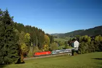 Hinbter Kefermarkt fährt am 24.10.2015 1116.121 mit ihrem Autozug 47491 Richtung Linz und weiter nach Tarvis. 
