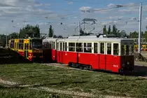 Über die Mauer des Depot von Lodz habe ich diese schöne Foto am 22.07.2016 gemacht. Historische Strassenbahn der Stadt Lodz mit Nummer 337.