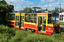 Diese Strassenbahn hat leider die Sicht auf alle abgestellten Wagen im Depot Lodz versperrt. An der Pforte um Einlass fragen hat leider auch nicht zum gewünschten Erfolg geführt. Sicherlich alles streng geheime Technik, die der Deutsche klauen könnte.  Spass gehabt am 22.07.2016.