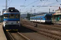 852 204 -5  Bohunka  und 843 004-3 abfahrbereit in Decin hln. Bohunka wird den Fotografen nach Ceska Kamenice bringen.02.07.2016 10:04 Uhr.