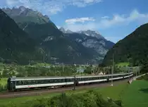SBB: Die grünen nicht modernisierten Bpm sind als Verstärkungswagen im IR-Verkehr Basel-Locarno nach wie vor unentbehrlich. Verewigt wurden sie oberhalb Erstfeld am 28. Juli 2016.
Foto: Walter Ruetsch