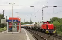 Hafen Krefeld D IV mit einem Kesselwagenzug in Höhe des Haltepunkts Krefeld-Hohenbudberg Chempark.
Aufnahmedatum: 13.07.2016