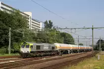 266 016 erreicht mit einem Ganzzug aus Flüssiggas-Kesselwagen den Bahnhof Sittard.
Aufnahmedatum: 13.08.2015