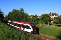 Zahlreiche Altbauten und Villen verschönern die Silhouette der Stad Gemeinde Deutschlandsberg. Leider die meisten zu weit Abseits der Bahnstrecke um sie ins Bild zu bekommen ,.... 
Am 29.Juli 2016 rollt dieser GTW 2/8 in den Bahnhof Deutschlandsberg in Richtung Graz. 