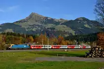 Für mich der krönende Abschluss der Fototour an die Giselabahn: Der REX 1508 mit der MAV 470.004 von Salzburg nach Wörgl. Im Rahmen des Kilometerausgleichs zwischen ÖBB und MAV kommen die  Puszta Ochsn  auch innerösterreichisch zum Einsatz, so im Jahr 2013 täglich zwischen Salzburg und Wörgl und Salzburg und Villach. Zum Fahrplanwechsel im Dezember war dies dann allerdings Geschichte. So war ich froh, dass mir am 26. Oktober 2013 dieses Bild bei Schwarzsee mit Blick auf das Kitzbüheler Horn noch gelang.