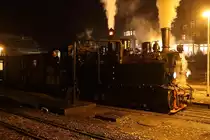 99 5901, mit IG HSB-Sonderzug auf der Rückfahrt nach Wernigerode, beim Wasserfassen im Bahnhof Drei Annen Hohne. Ungeduldig wartet der Lokführer darauf, daß die Wasserkästen endlich gefüllt sind, damit die Heimfahrt fortgesetzt werden kann!