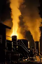 Eine letzte Impression vom zweiten Tag der dreitägigen Sonderzugveranstaltung der IG HSB im Oktober 2015. Diese Detailaufnahme entstand am Abend des 17.10.2015 im Bahnhof Drei Annen Hohne. Die hinter dem Ausdampftopf von Mallet-Lok 99 5901 leuchtende Bahnsteiglaterne, läßt den ausströmenden Dampf fast wie flüssiges Metall aus dem Hochofen wirken.