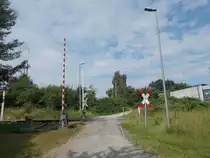 Bahnübergang an der Güterumgehungsstrecke in Rostock Dahlwitzhof am 24.Juli 2016.