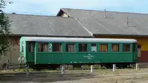 MAV-Schmalspur-Personenwagen der ehemaligen Linie nach Dombrad im Bahnhof Nyiregyhaza, 29. ‎Mai ‎2016