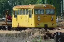 Schmalspur-Bahndienst-Triebwagen 685-010 der H-FKGJK abgestellt im Bahnhof Nyiregyhaza, 29. ‎Mai ‎2016