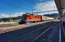 Re 4/4 II 11235 durchfährt mit einem Güterzug den Bahnhof Uzwil, in Richtung Winterthur.
Aufgenommen am 18.7.2016.
