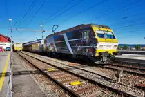 Re 456 093-4  Rhomberg-Sersa  legt mit dem VAE 2567 (Luzern - Rapperswil - St. Gallen), einen Halt im Bahnhof Pfäffikon SZ ein. Schublok war Re 456 094-2  VÖGELE|SHOES . 
Aufgenommen am 19.7.2016.