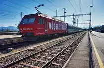 Gleich zwei Werbeloks auf einen Streich konnte ich in  Pfäffikon SZ erwischen.
Nachdem als Zuglok die Re 456 093-4  Rhomberg-Sersa  eingeteilt war, kam am Zugschluss noch die Re 456 094-2  VÖGELE|SHOES  daher.
Die Beiden waren eingeteilt für den VAE 2567 (Luzern - Rapperswil - St. Gallen).
Aufgenommen am 19.7.2016.