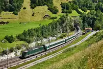 Die Re 4/4 II 11161 taucht mit dem IR 2328 (Locarno - Luzern - Basel SBB) aus dem Wattinger Kehrtunnel auf.
Aufgenommen am 19.7.2016.
