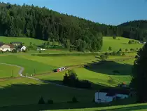 Off the beaten track

Wenn ein Besucher nach interessante Strecken in Österreich fragt, kriegt er vermutlich neben der Semmeringbahn und Co., auch die Mühlkreisbahn als Antwort. Trotzdem findet man nicht so veiel Bilder über die, nunmehr ausschliesslich von Triebzüge befahrene Strecke. Genauso selten waren heuer die schöne, sonnige Abende... 


Am 03.07.2014 passiert 5022.005 die letzten kilometers vor dem Endbahnhof Aigen-Schlägl. Im Hintergrund ist das Dörfchen Weichsberg zu sehen, das leider nicht ganz zum Bild passte.