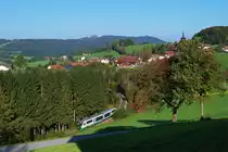 Am 04.10.2014 rollt 642.323 bei Karlsbach auf dem Weg nach Passau mit dem ersten Zug des Tages