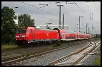 146264 legt sich mit einer Dosto Garnitur aus Hamm kommend am 29.07.2016 um 17.16 Uhr in die Einfahrtkurve des Bahnhof Brackwede.