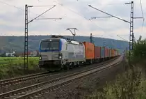 193 880 mit Containerzug in Fahrtrichtung Norden. Aufgenommen zwischen Ludwigsau-Friedlos und Mecklar am 12.10.2014.
