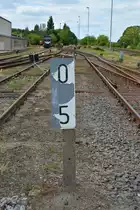 Die alten Hektometertafeln der ehemaligen Reichsbahn lassen sich in Haldensleben auch noch vorfinden. 

Haldensleben 18.07.2016