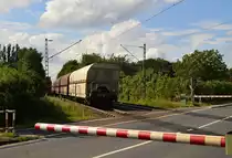 Nachschuß auf den Selbstentladewagenzug der 1266 113-0 über die Schranke des Bü Nettetaler Straße in Boisheim. Der Zug ist gen Venlo fahrend. 29.7.2016
30.07.2016 Andreas Strobel

 