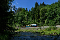 VT 07 mit einem Flachwagen am 30.07.2016 bei Teisnach. 