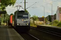 In Breyell fährt hier gerade die HHLA E186 291-1 mit einem Kastelzug gen Venlo ein.
Freitag den 29.7.2016