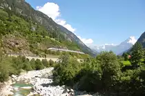 Ein ETR 610 ist unterhalb Wassen unterwegs in Richtung Norden. Im Vordergrund befindet sich die Reuss, sowie zwischen dem Fluss und der Bahn die Gotthardstrasse. Bild vom 29.07.2016