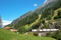 Über die untere Wattinger-Brücke unterwegs ist dieser railCare-Zug, bespannt mit der Re 465 016. Bei dem heissen Wetter ist eine gute Durchlüftung/Abkühlung immer Willkommen, sei es beim Fotograf oder Lokführer. Bild vom 29.07.2016