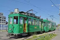 Der Be 4/4 487 schleppt den defekten Be 2/2 190 (Stromabnehmer zerstört) vom Depot Dreispitz ins Depot Wiesenplatz. Die Aufnahme stammt vom 17.07.2016.