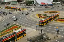 Strassenbahnen in Warschau aus allen Richtungen treffen sich an der Station Zentrum. Bild vom Balkon den Hotelzimmers  Metropol gespechtet am 23.07.2016.