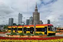 Niederflurgelenkwagen Nr. 3210 des Typs PESA 120 Na
aufgenommen am 23.07.2016 am Kreisel der Station Zentrum in Warschau.