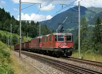 SBB: Noch immer fahren die meisten Güterzüge über die alte Gotthard-Bergstrecke. Dadurch konnten am 28. Juli 2016 noch viele  ZÄHNERPÄCKLI  beobachtet werden. Einige Re 10/10 wurden beim Passieren der Gotthard-Südrampe verewigt. Bei der eingereihten Re 6/6 handelte es sich um die 11622  Suhr .
Foto: Walter Ruetsch  