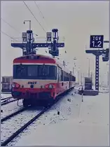 Bunte Bahnen rund um die Schweiz: In Frasne macht sich an einem winterlichen 5. März 1985 der Regionalzug 7273 von Dôle Ville nach Pontarlier auf den Weg.
(Analoges Bild, 5.3.1985) 
