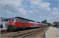 Bunte Bahnen rund um die Schweiz: In Meckenbeuren gab es zum Mittagessen Wurstsalat und Sandwich, zweiters wurde direkt auf dem Bahnsteig in Form des IRE 4209 Ulm - Lindau serviert. Zug- bzw. Schiebelok sind die V 218 443-0 und die V 218 406-7.
16. Juli 2016