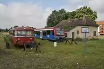 Am 29.7.2016 hieß es in Pritzwalk ein letztes Mal  Zu den Zügen in Richtung Putlitz , ab August werden die Verkehre auf dieser Strecke eingestellt. 798 610-1 steht als VGP70 (RB62064) Pritzwalk-Putlitz zusammen mit 504 002-6 in Pritzwalk.