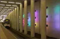 Farbiges Licht im Untergrund -

Metrostation Rotterdam Centraal. Die Bahnsteigwand hinter der Stützenreihe wird bunt angestrahlt.

21.06.2016 (M)